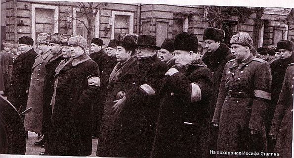 Na pochoronach
                    Stalina